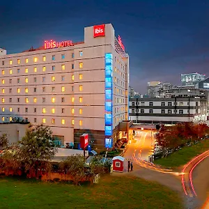 ホテル Ibis Golf Course Road - An Accor Brand グルガウン